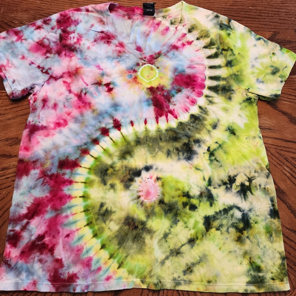 Custom tie dye, women's V-neck t-shirt size XL